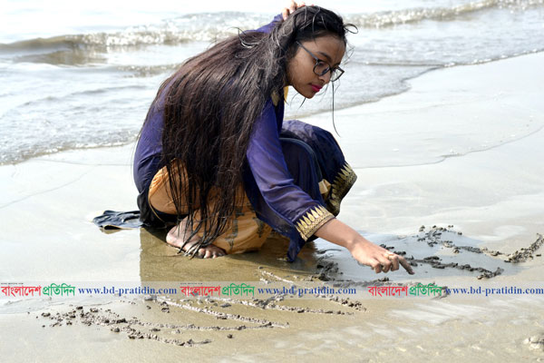 ভালোবাসা দিবসের ঢেউ লেগেছে কুয়াকাটা সৈকতে