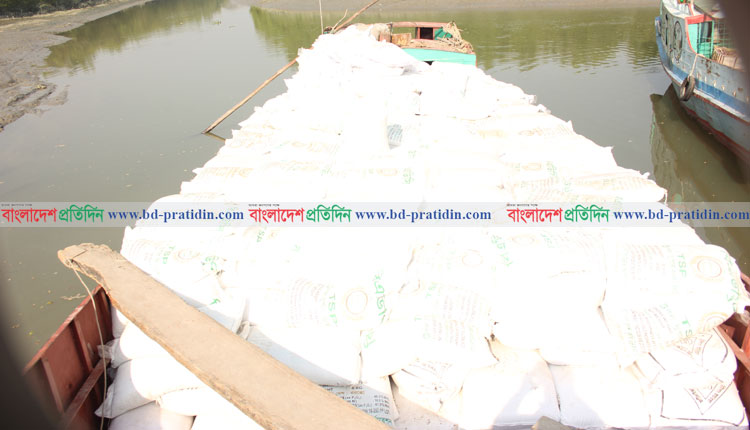 গলাচিপায় সার ডিলার সিন্ডিকেটের দৌরাত্ম্য!
