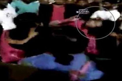 চুপিসারে দ্বিতীয় বিয়ে, রাজনৈতিক নেতাকে রাস্তায় ফেলে ধোলাই স্ত্রীর
