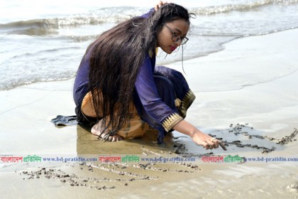 ভালোবাসা দিবসের ঢেউ লেগেছে কুয়াকাটা সৈকতে