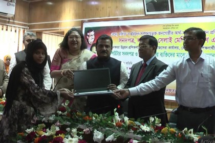 নেত্রকোনায় সেলাই মেশিন ও ল্যাপটপ বিতরণ 