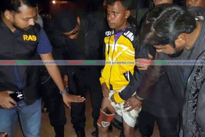 পায়ে বাঁধা পিস্তল-গুলি, যুবক আটক