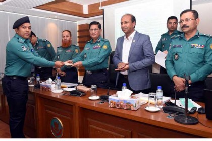 ডিএমপি'র অপরাধ পর্যালোচনা সভায় পুরস্কৃত হলেন যারা