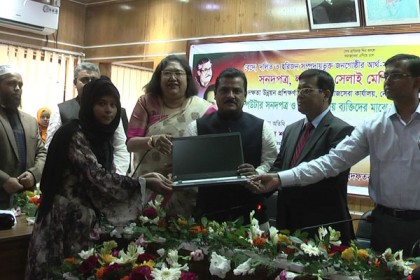 নেত্রকোনায় সমাজসেবার উদ্যোগে সেলাই মেশিন-ল্যাপটপ বিতরণ 
