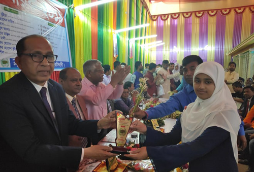 নরসিংদীতে তিন শতাধিক শিক্ষার্থীদের মেধা বৃত্তি ও সন্মাননা ক্রেস্ট প্রদান