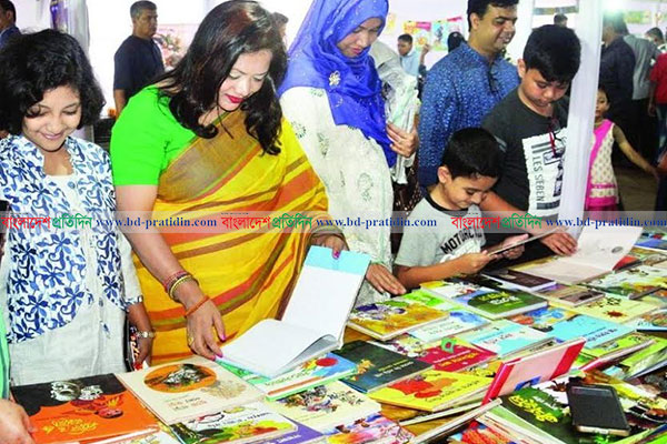 সন্ধ্যা নামলেই ঢল নামে চট্টগ্রামের বইমেলায়