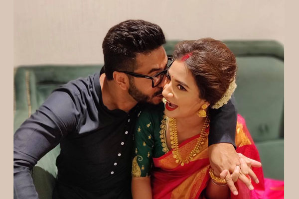 রাজ-শুভশ্রীর ঘনিষ্ঠ মুহূর্তের ছবি ভাইরাল