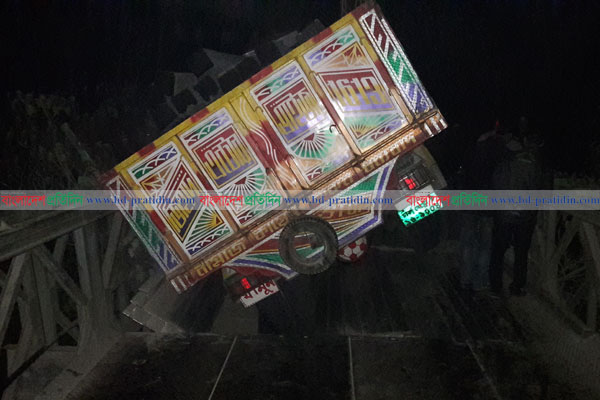 শরীয়তপু‌রে বেই‌লি সেতু ভেঙে যোগাযোগ বিচ্ছিন্ন 