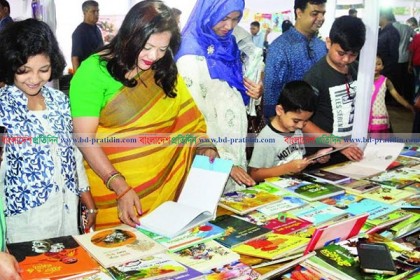 সন্ধ্যা নামলেই ঢল নামে চট্টগ্রামের বইমেলায়