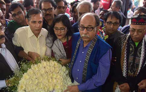 বাংলা একাডেমিতে কবি আল মাহমুদের মরদেহে শ্রদ্ধা