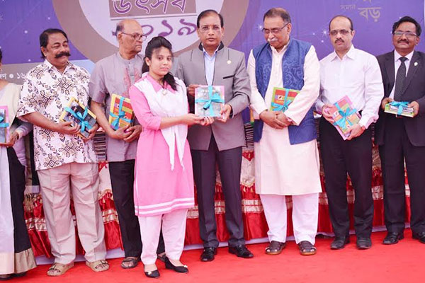 বরিশালে বিশ্ব সাহিত্য কেন্দ্রের বই পড়ুয়াদের পুরস্কার বিতরণ