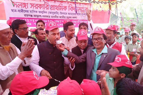সিরাজগঞ্জে স্কুলে শিক্ষার্থীদের মাসিক জন্মদিন পালিত