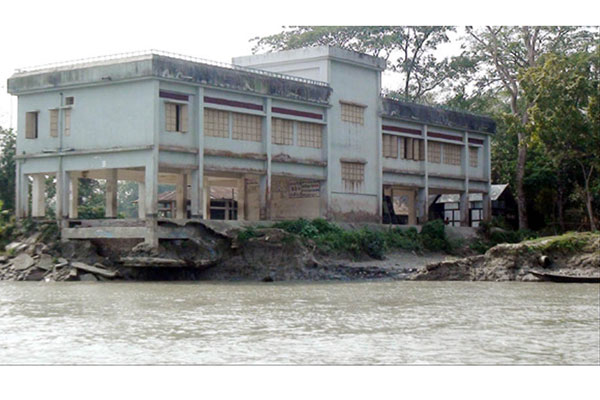 সন্ধ্যা নদীর ভাঙনে হুমকির মুখে সাইক্লোন শেল্টার