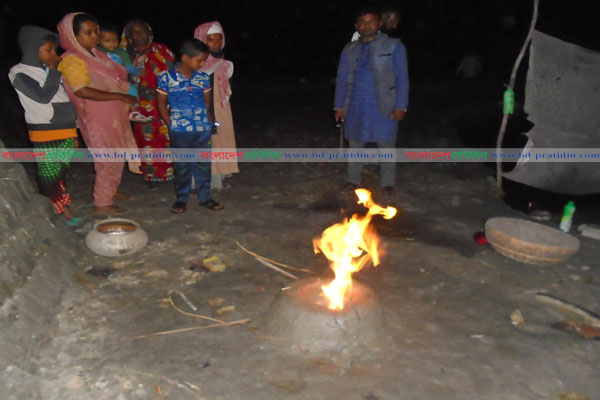 নলকূপের পাইপে বেরোচ্ছে অনবরত গ্যাস