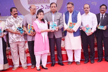বরিশালে বিশ্ব সাহিত্য কেন্দ্রের বই পড়ুয়াদের পুরস্কার বিতরণ