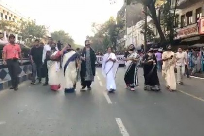 জঙ্গি হামলার প্রতিবাদে মোমবাতি মিছিল মমতার 