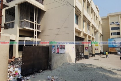 নারায়ণগঞ্জ ১০০ শয্যা হাসপাতাল প্রবেশমুখে বর্জ্য ও বালির স্তুপ 