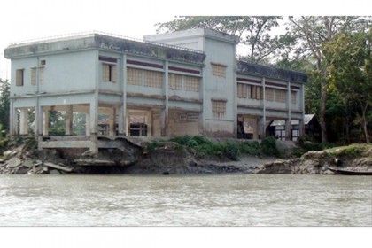 সন্ধ্যা নদীর ভাঙনে হুমকির মুখে সাইক্লোন শেল্টার