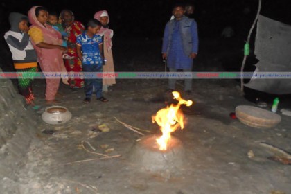 নলকূপের পাইপে বেরোচ্ছে অনবরত গ্যাস