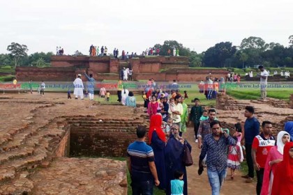 শালবন বিহারে দর্শনার্থীদের উপচে পড়া ভিড়