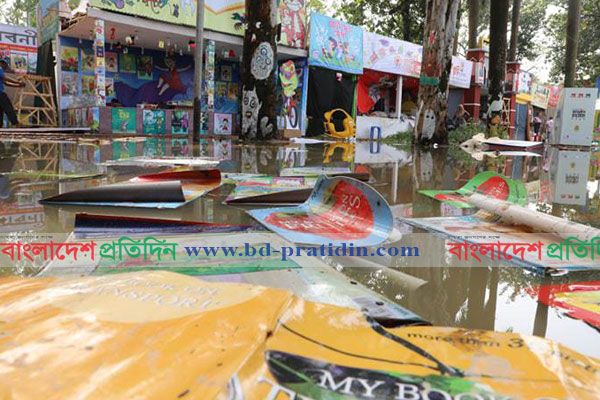 বৃষ্টিতে ভিজে গেছে বইমেলার অধিকাংশ স্টল