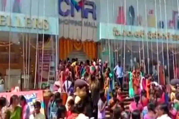 ১০ টাকায় শাড়ি! শপিংমলে উপচেপড়া ভিড়