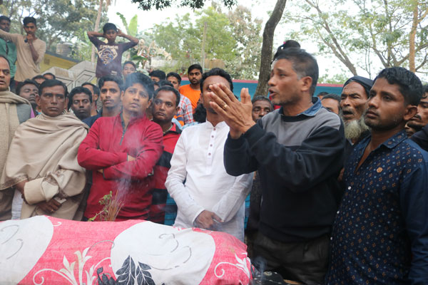 নাসিরনগরে লাশ নিয়ে মানববন্ধন

