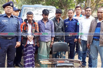 বোয়ালমারীতে পিকআপ ভ্যানসহ ৩ ডাকাত আটক