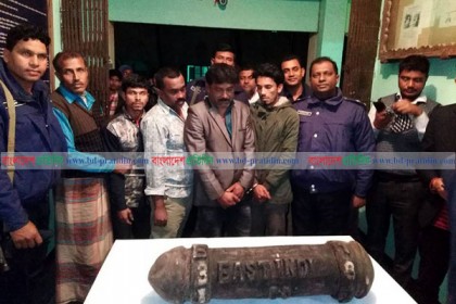 ইস্ট-ইন্ডিয়া কোম্পানি লেখা পিলারসহ গ্রেফতার ৫