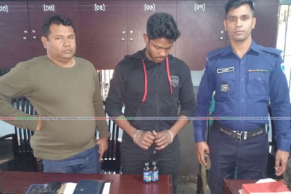 মেহেরপুরে ফেন্সিডিলসহ কারারক্ষী আটক 

