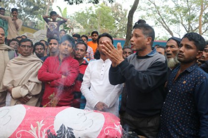 নাসিরনগরে লাশ নিয়ে মানববন্ধন

