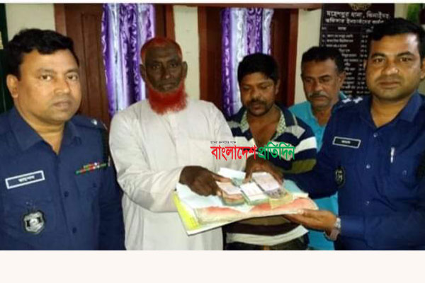 কুড়িয়ে পাওয়া টাকা ভর্তি ব্যাগ ফেরত দিলেন মহেশপুরে পুলিশ কনস্টেবল