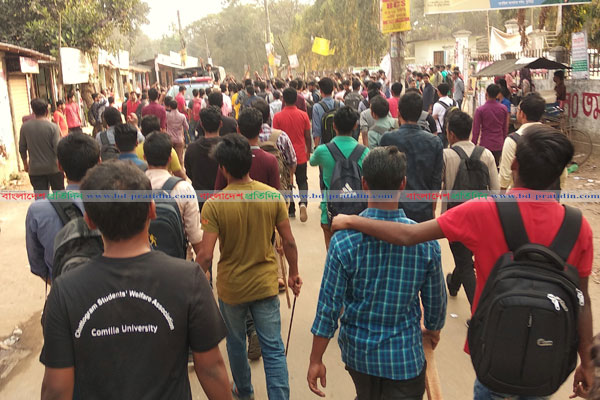কুমিল্লা বিশ্ববিদ্যালয়ের বাসে হামলা, আহত ৫