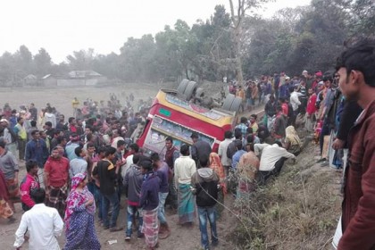 তেঁতুলিয়ায় পিকনিকের বাস উল্টে শিক্ষার্থী নিহত 


