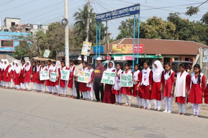হত্যাকাণ্ডের বিচার দাবিতে পাবনায় মানববন্ধন

