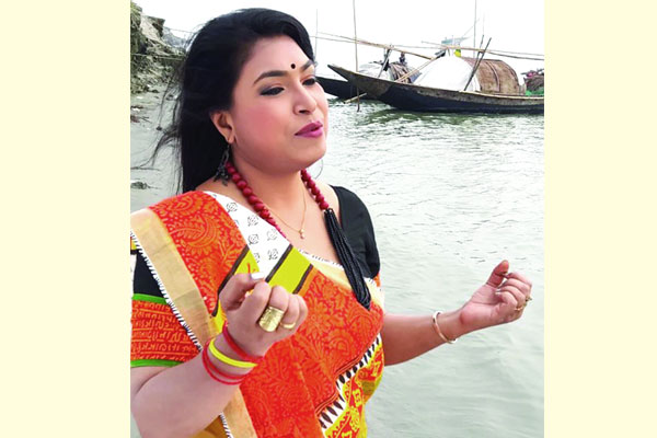 দুই গান নিয়ে দোলা