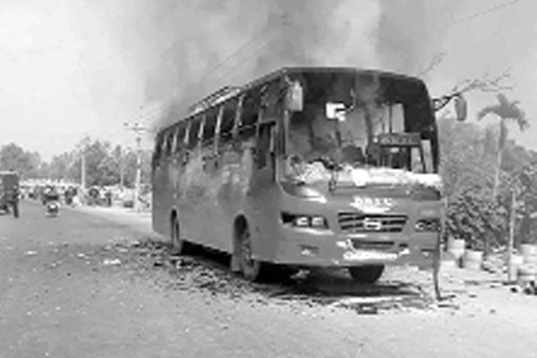 তিন শিশুসহ সড়কে ঝরল ৯ প্রাণ