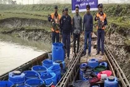 পটুয়াখালীতে বিপুল পরিমাণ বাগদা রেনু জব্দ, আটক ৯