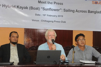 সৌর বিদ্যুতে চালিত কায়াক বোটে ৪৫০ কিলোমিটার পাড়ি!

