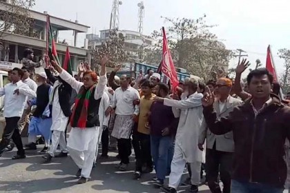 বড়াইগ্রামে নৌকা প্রার্থীর পথসভা পণ্ডের চেষ্টা বিদ্রোহীর, পুলিশের সাথে ধস্তাধস্তি