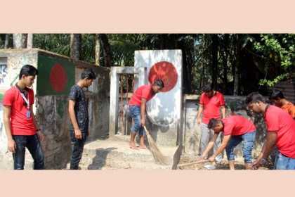 অরক্ষিত ও অব্যবহৃত শহীদ মিনার সংস্কার করছে তরুণরা