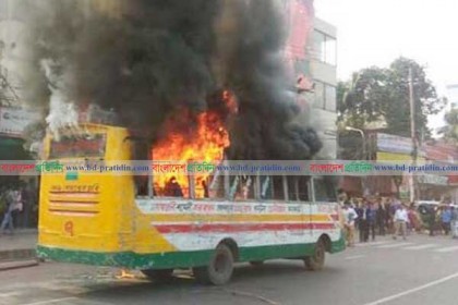 আসাদগেটে গ্যাস লিকেজ হয়ে বাস ও পিকাপে আগুন 