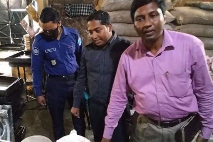 পায়ে মাড়িয়ে তৈরি হচ্ছে বেকারি পণ্য!