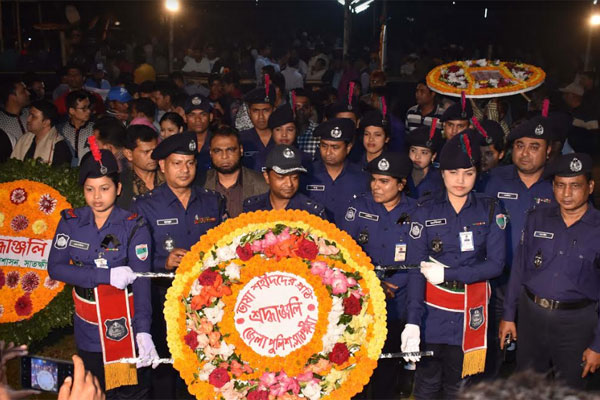 সাতক্ষীরা কেন্দ্রীয় শহীদ মিনারে সর্বস্তুরের মানুষের শ্রদ্ধা