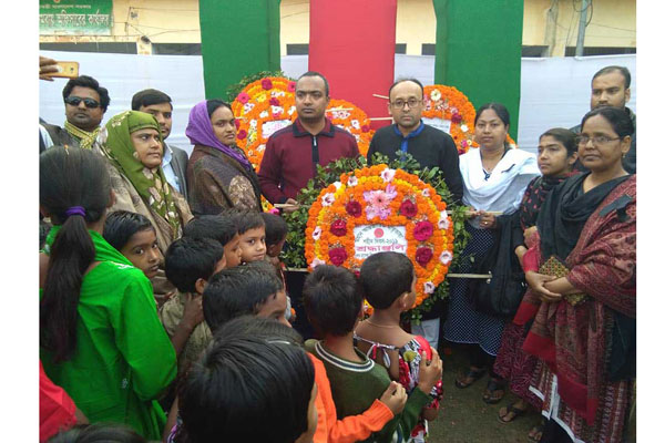 শিবগঞ্জে শহীদ মিনারে জুতা পায়ে ফুল 

