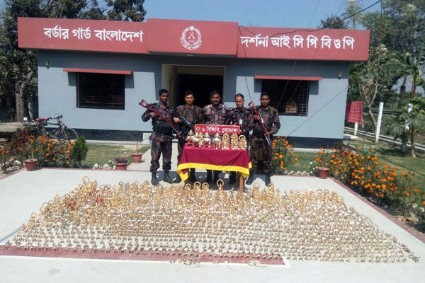 চুয়াডাঙ্গায় ৯১০ মূর্তি জব্দ

