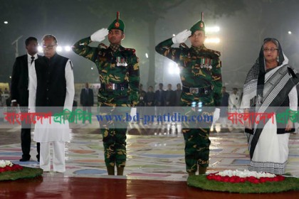 একুশের প্রথম প্রহরে ভাষা শহীদদের প্রতি রাষ্ট্রপতি ও প্রধানমন্ত্রীর শ্রদ্ধা