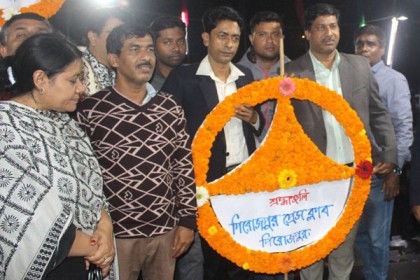 পিরোজপুরে শহীদ মিনারে পুষ্পমাল্য অর্পণ