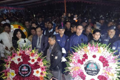 চাঁপাইনবাবগঞ্জ শহীদ মিনারে সর্বস্তরের মানুষের ঢল