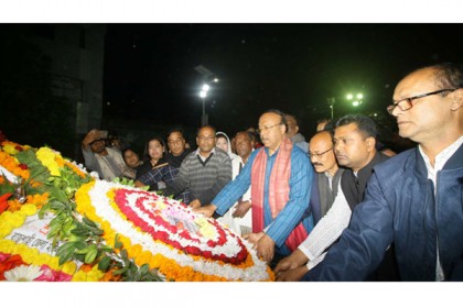 রাজশাহীতে একুশের প্রথম প্রহরে শহীদদের শ্রদ্ধা